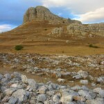 Al fondo, la formación geológica en la que estuvo el castillo que señoreó Amaya
