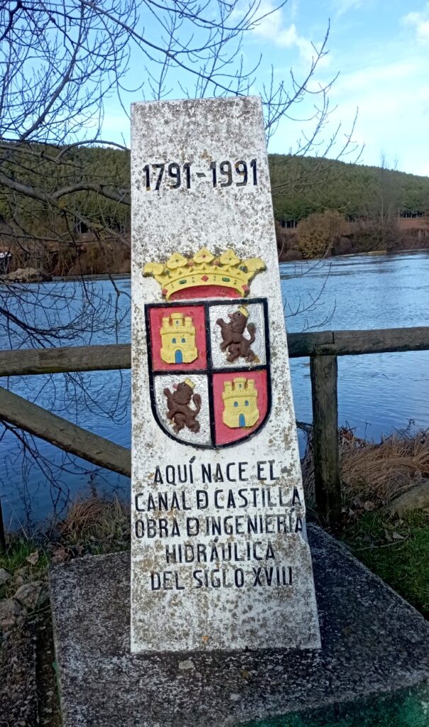 IMonolito donde nace el Canal de Castilla en Alar del Rey, inicio del canal junto al río