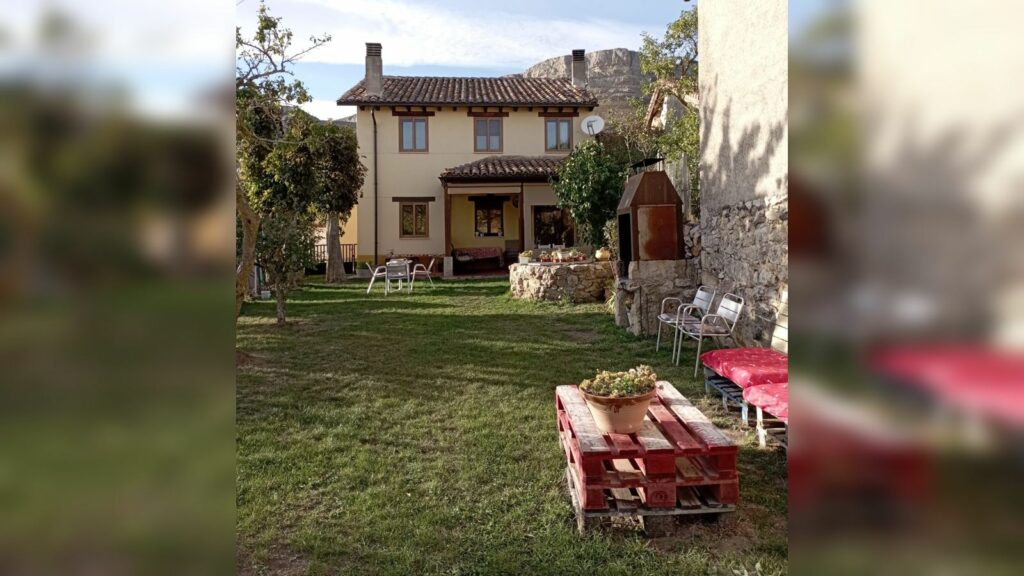 Jardín y exterior de Casa Rural El Hidalgo en Amaya, entorno tranquilo y natural