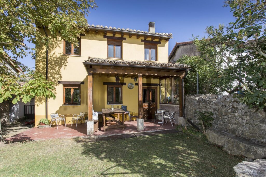 Casa Rural El Hidalgo en Amaya, alojamiento rural al pie de la Peña Amaya