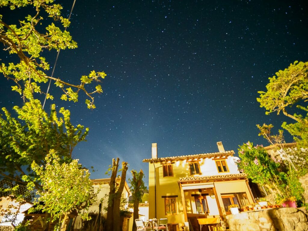Cielo estrellado en Amaya desde una casa rural durante la noche