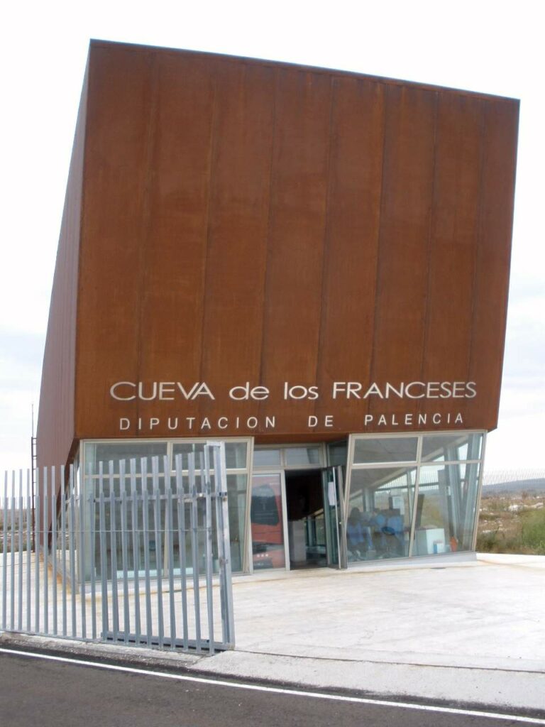 Edificio de acceso a la Cueva de los Franceses en Palencia