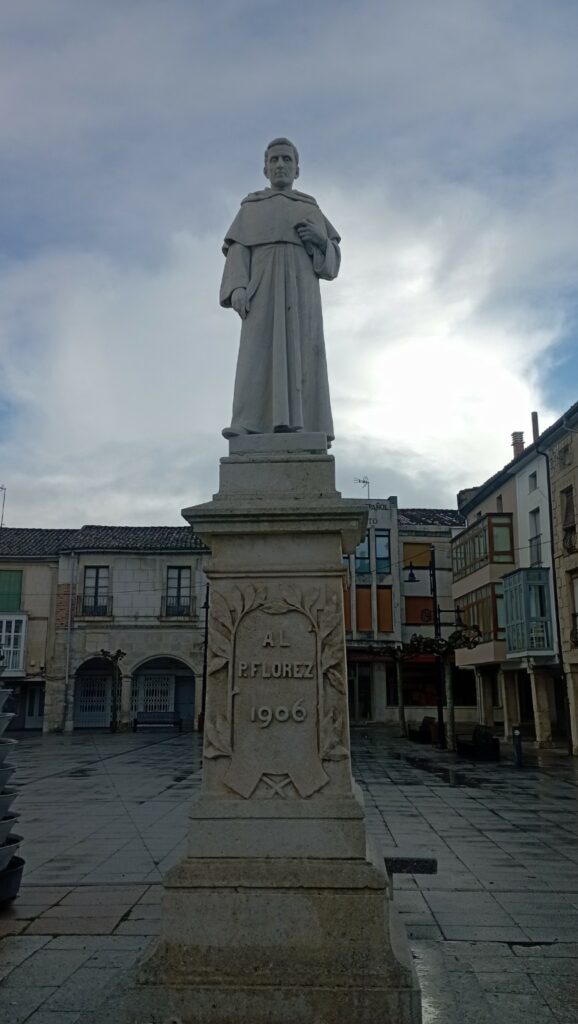 Estatua del Padre Flórez en la plaza mayor de Villadiego, Burgos