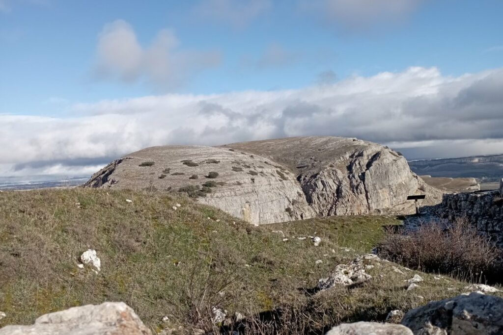 Meseta superior de Peña Amaya, paisaje ancestral visible a kilómetros