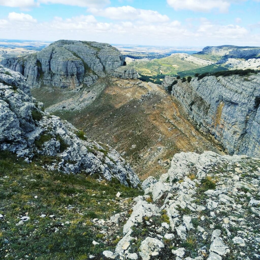 Paisaje del Geoparque Las Loras con la Peña Amaya, Burgos