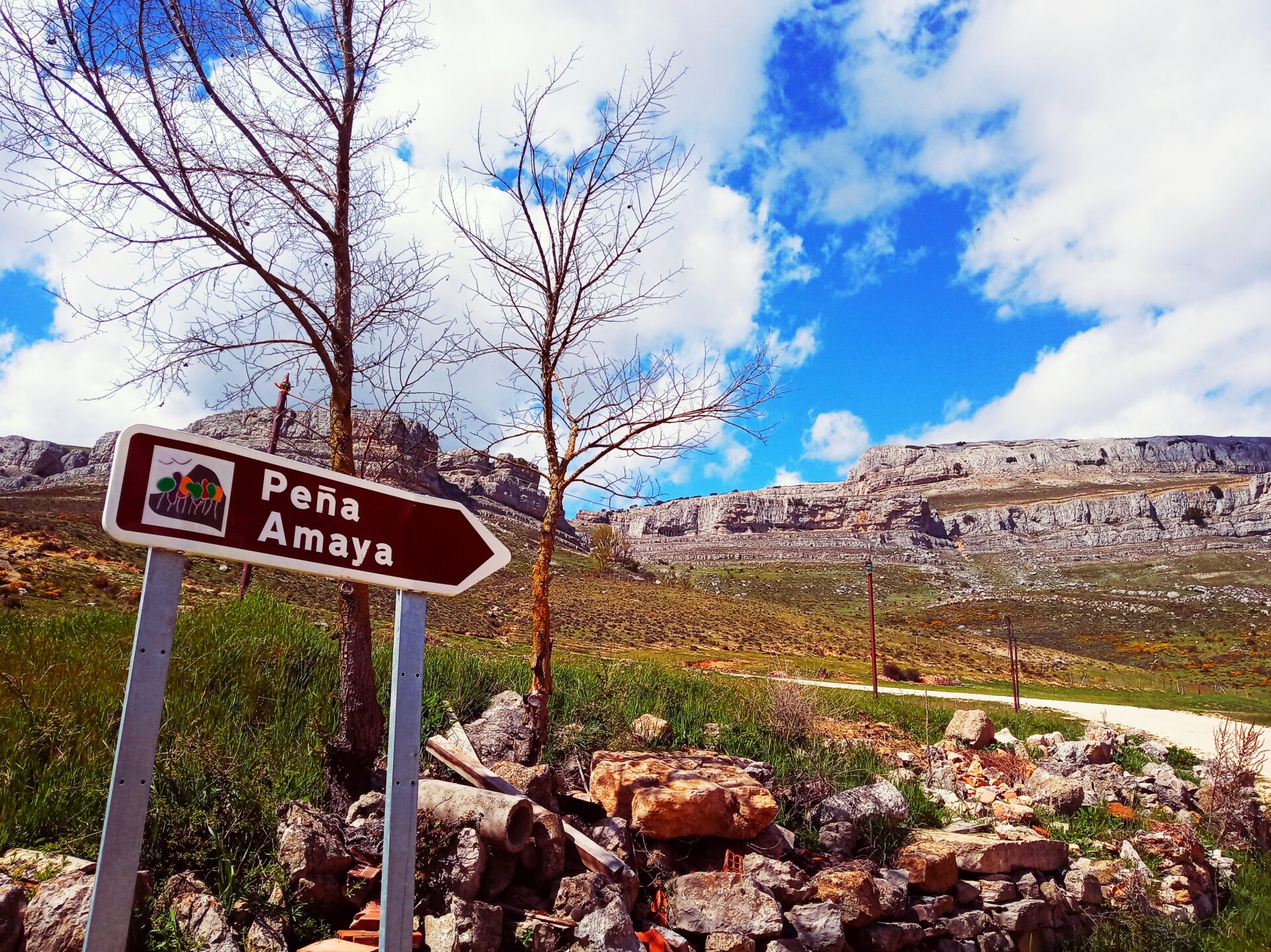 Señal de acceso a la Peña Amaya en el Geoparque Las Loras, Burgos