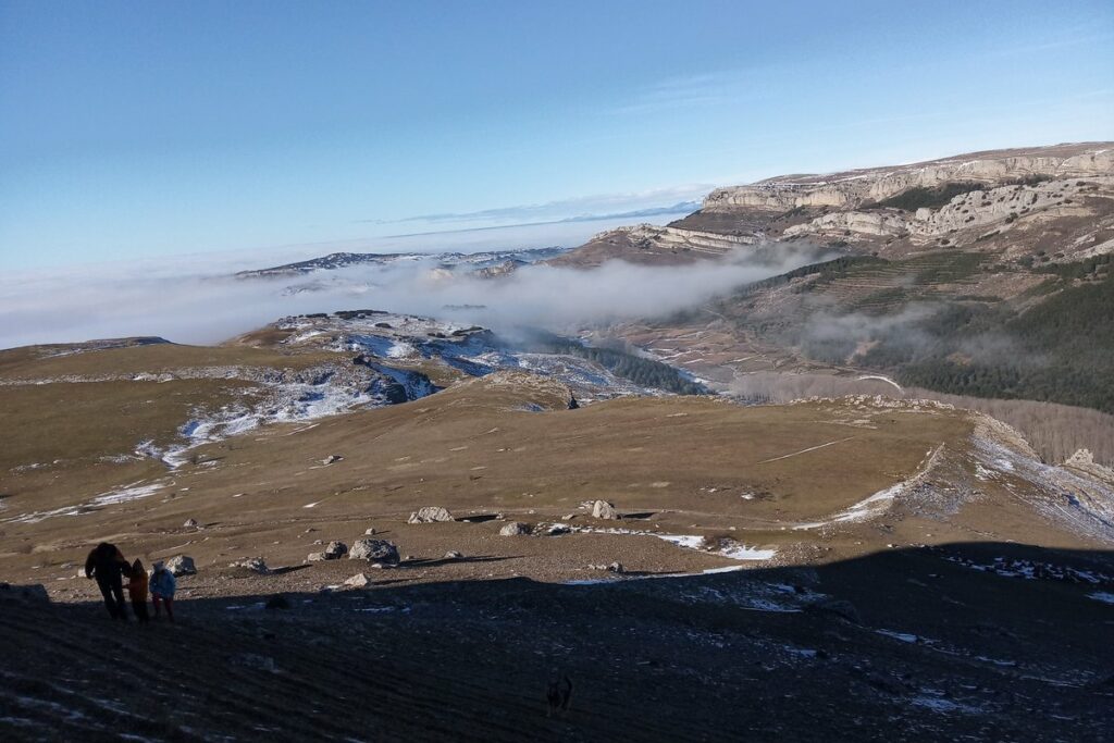 Peña Amaya en invierno con niebla sobre los valles del norte de Burgos