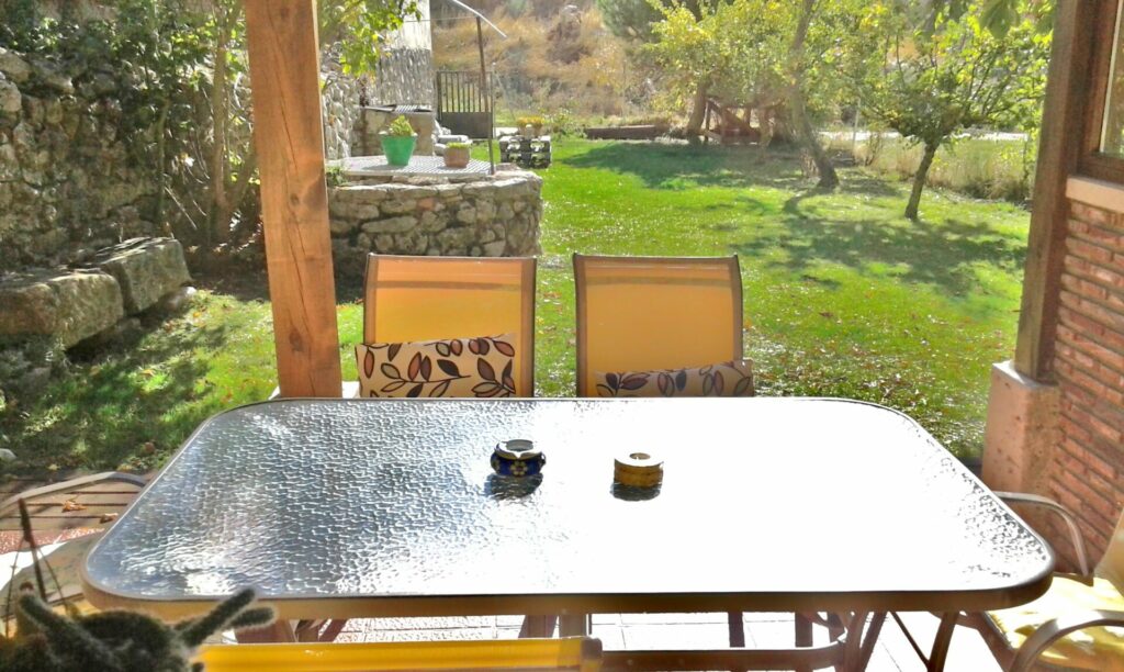 Porche y jardín de Casa Rural El Hidalgo, espacio para disfrutar con calma en Amaya