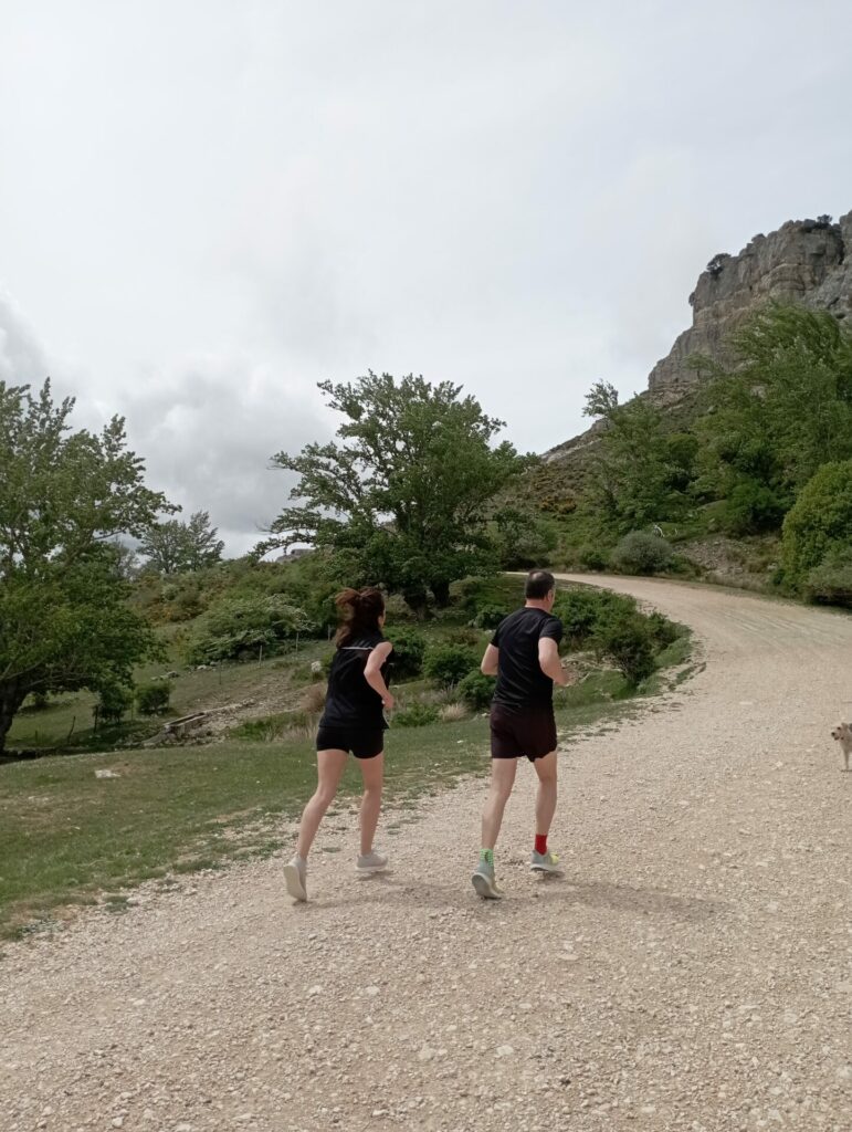 Ruta de trail en la Peña Amaya, paisaje abierto y caminos rurales