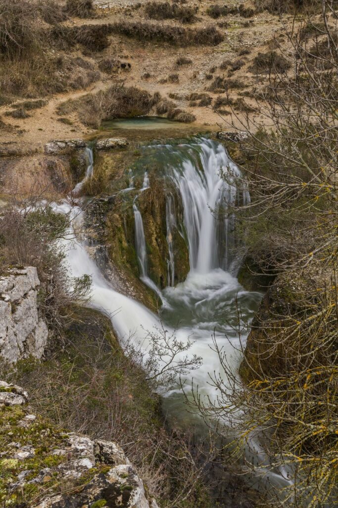 Salto de agua de la Cascada de Yeguamea en el Geoparque Las Loras