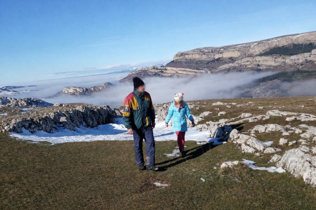 Senderismo en el entorno de Amaya durante el invierno, ruta tranquila en Burgos