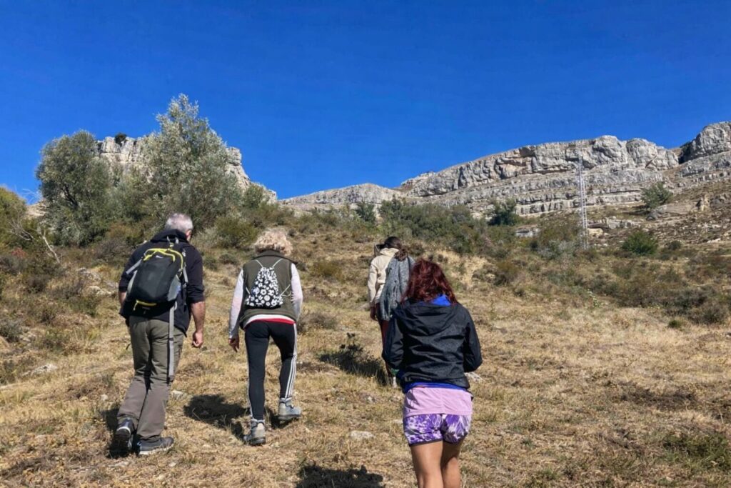 Grupo realizando senderismo tranquilo por el entorno natural de Amaya, Burgos