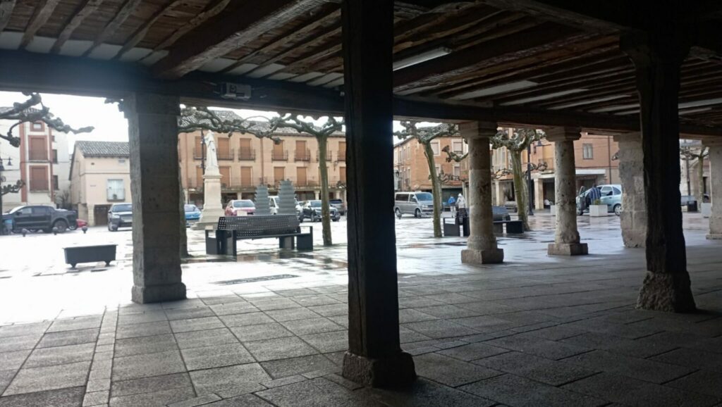 Soportales de la plaza mayor de Villadiego con columnas de piedra y vigas de madera