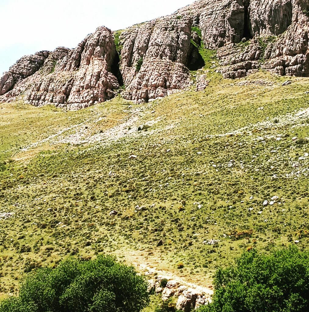 Terreno de trail running en la Peña Amaya con laderas verdes y formaciones rocosas